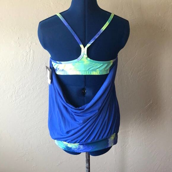 NWT Nike Built-in Bra Tank Top Size S - Picture 1 of 5